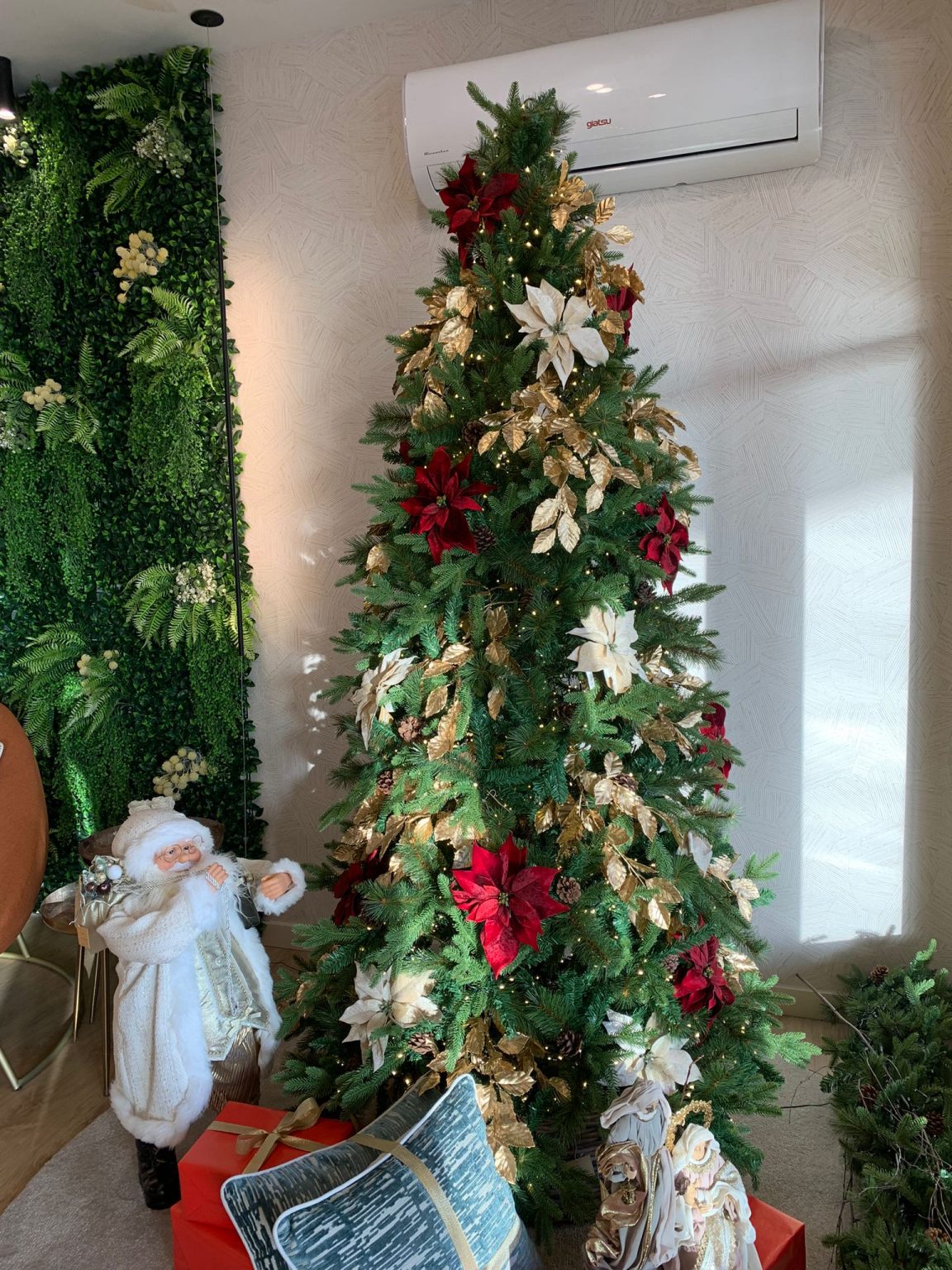 Decoração de Natal elegante com árvore de Natal da MH Interiores